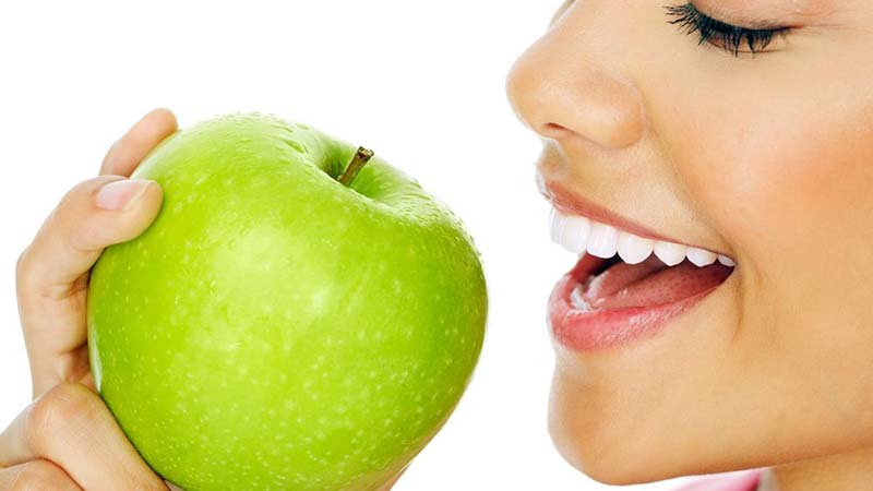 Ağız ve Diş Sağlığınızı Korumak için Tüketmeniz Gereken 10 Yiyecek